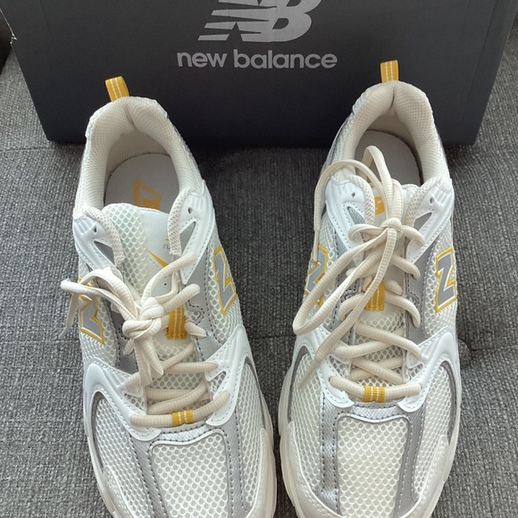 New Balance Gender Inclusive 530 Sneaker 9.5 Women's / 8 Men's - Picture 2 of 13